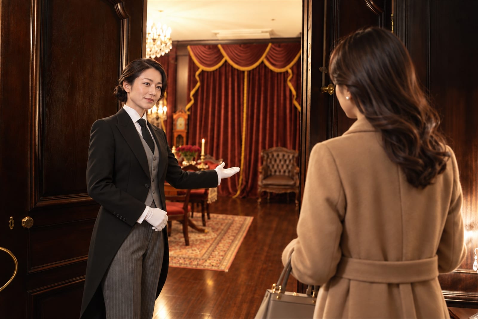 玄関で迎える女性の執事